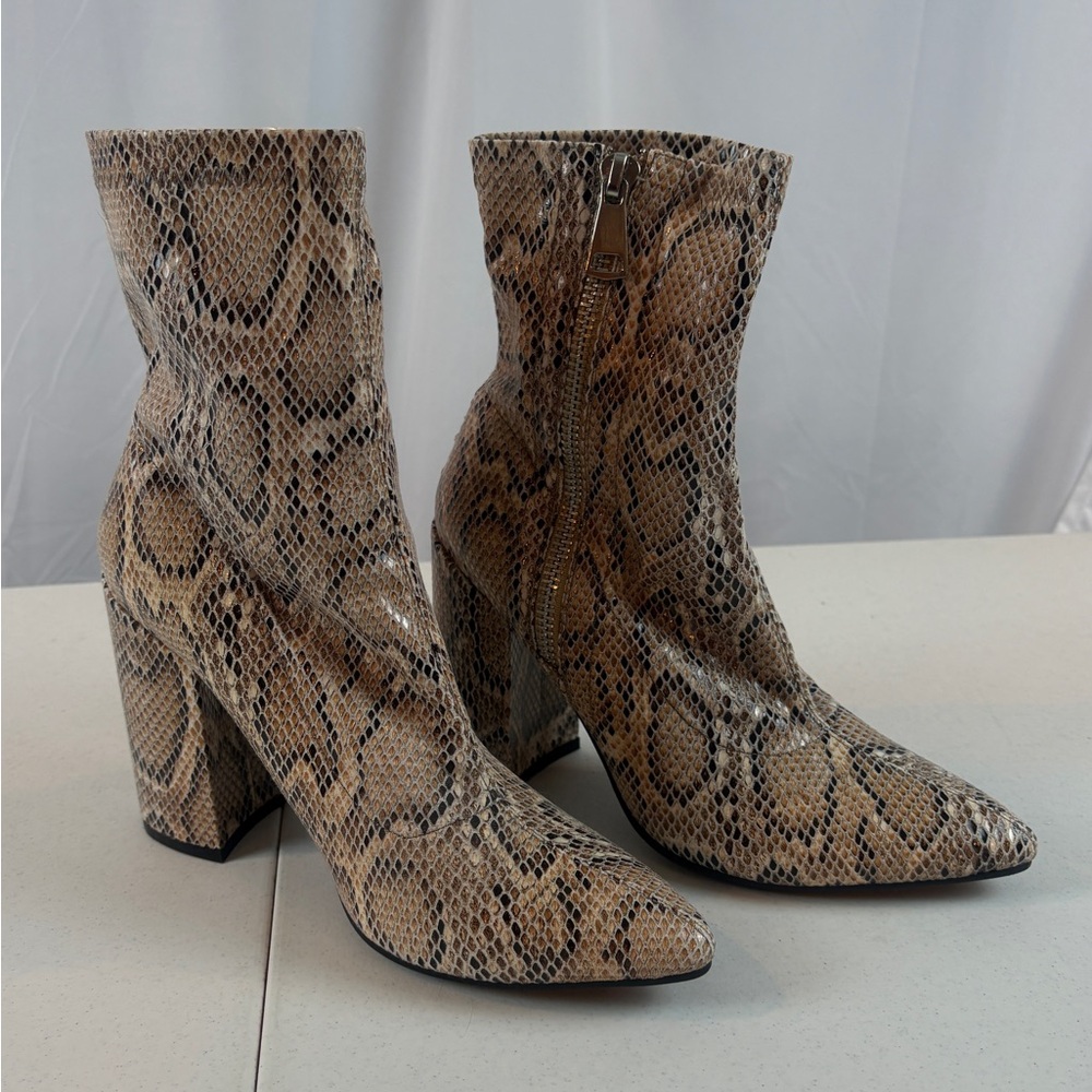 Elegant Pointed Toe Snakeskin Patterned Heeled Boots‎